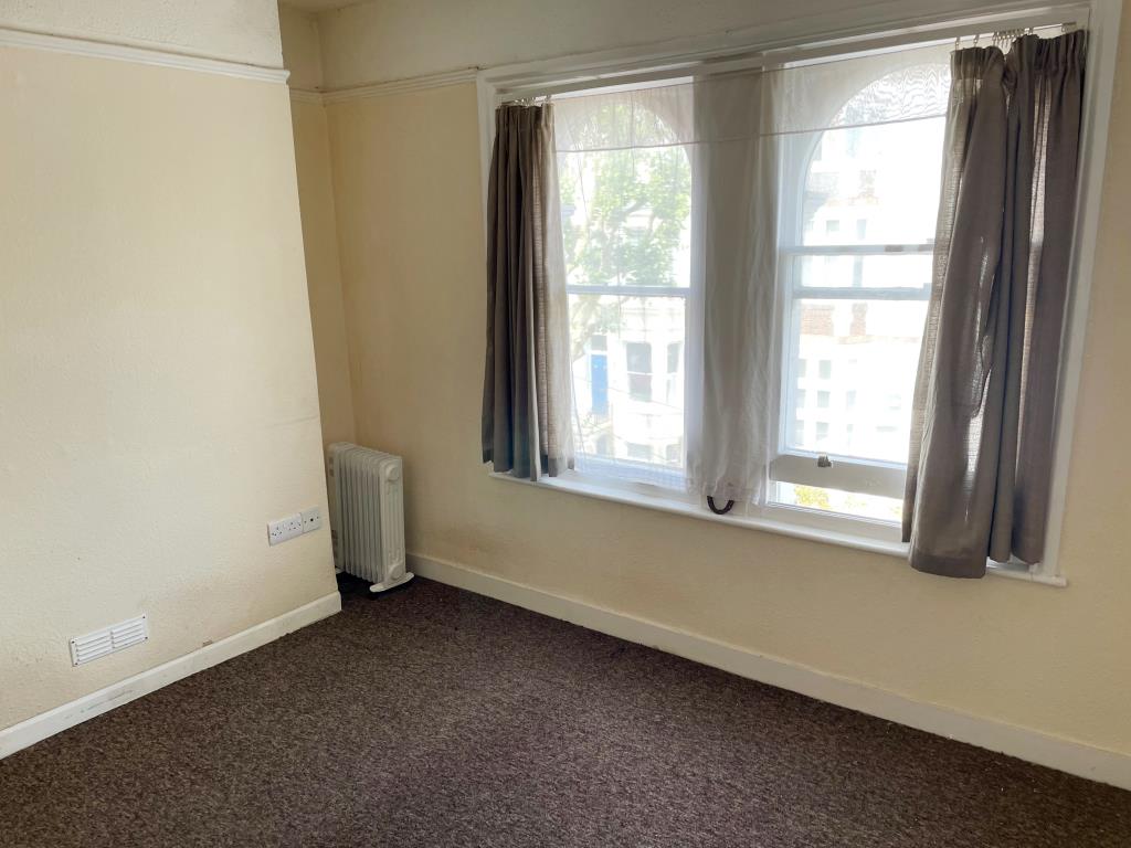 Lot: 137 - FREEHOLD RESIDENTIAL INVESTMENT PRODUCING JUST OVER £53,000 PER ANNUM - Flat 6 - Living Room